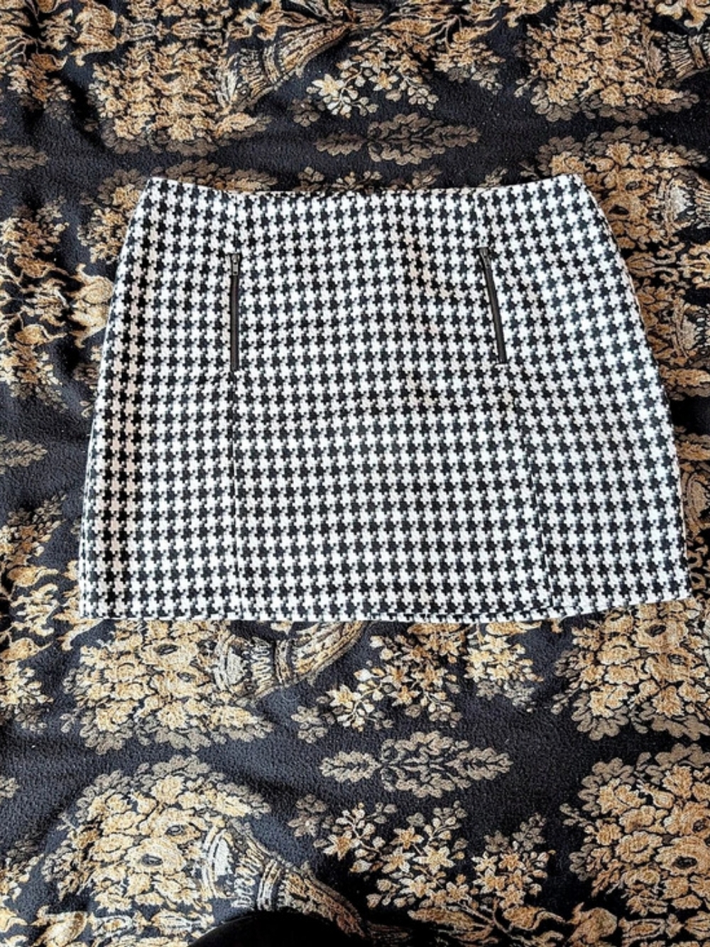 Houndstooth Mini Skirt in Black & White Like New